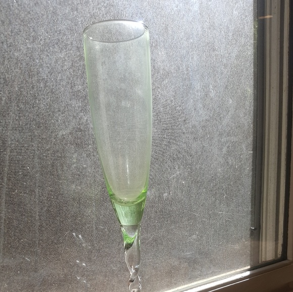 2 Extra Tall champagne Flutes hint of lime green - Picture 5 of 6